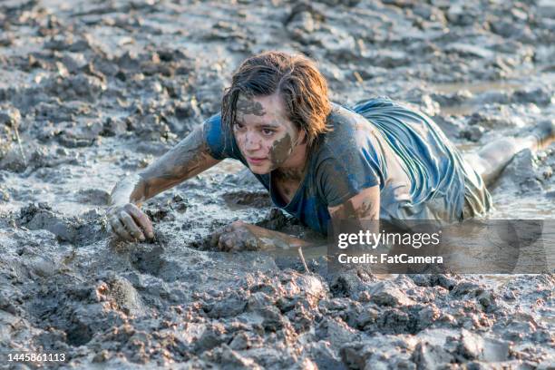 woman competing in a mud run - funny fat women stockfoto's en -beelden