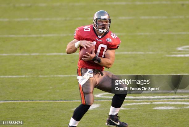 Mike Alstott of the Tampa Bay Buccaneers catches a pass against the Oakland Raiders in Super Bowl XXXVII at Qualcomm Stadium on January 26, 2003 in...