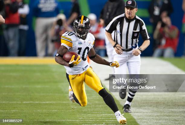 Santonio Holmes of the Pittsburgh Steelers runs with the ball against the Arizona Cardinal in Super Bowl XLIII on February 1, 2009 at Raymond James...