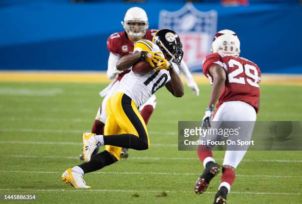 Santonio Holmes of the Pittsburgh Steelers runs with the ball against the Arizona Cardinal in Super Bowl XLIII on February 1, 2009 at Raymond James...