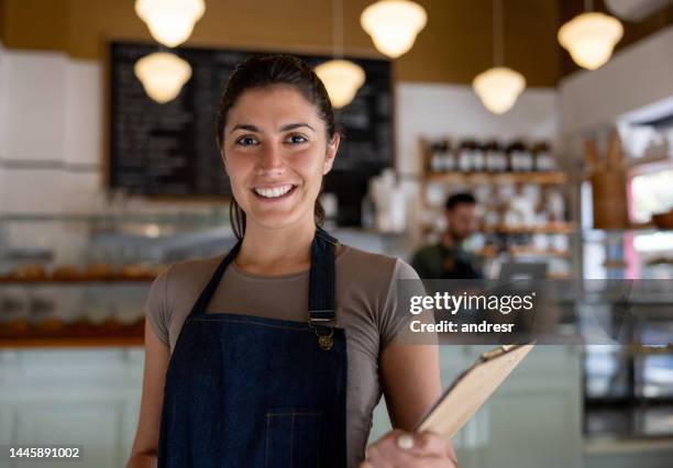 mujer feliz trabajando como camarera en un café - waitress fotografías e imágenes de stock