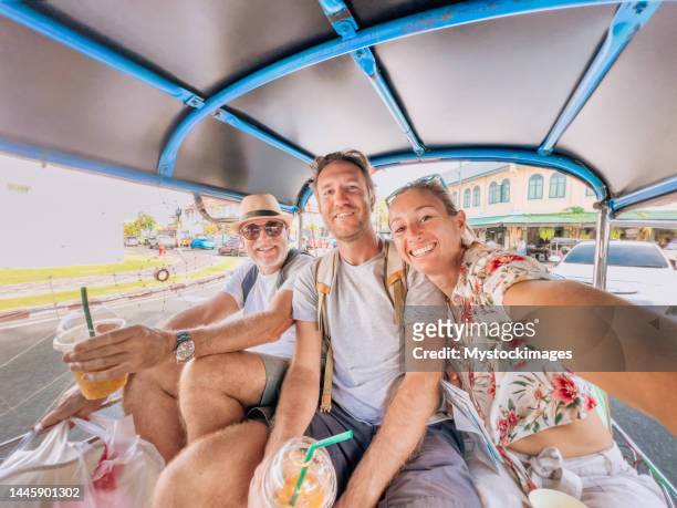 three people taking selfie on tuk tuk - gedeelde mobiliteit stockfoto's en -beelden