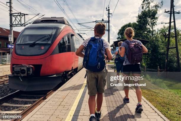 familia saliendo del tren en la estación de tren en una pequeña ciudad austriaca - station de vacances fotografías e imágenes de stock