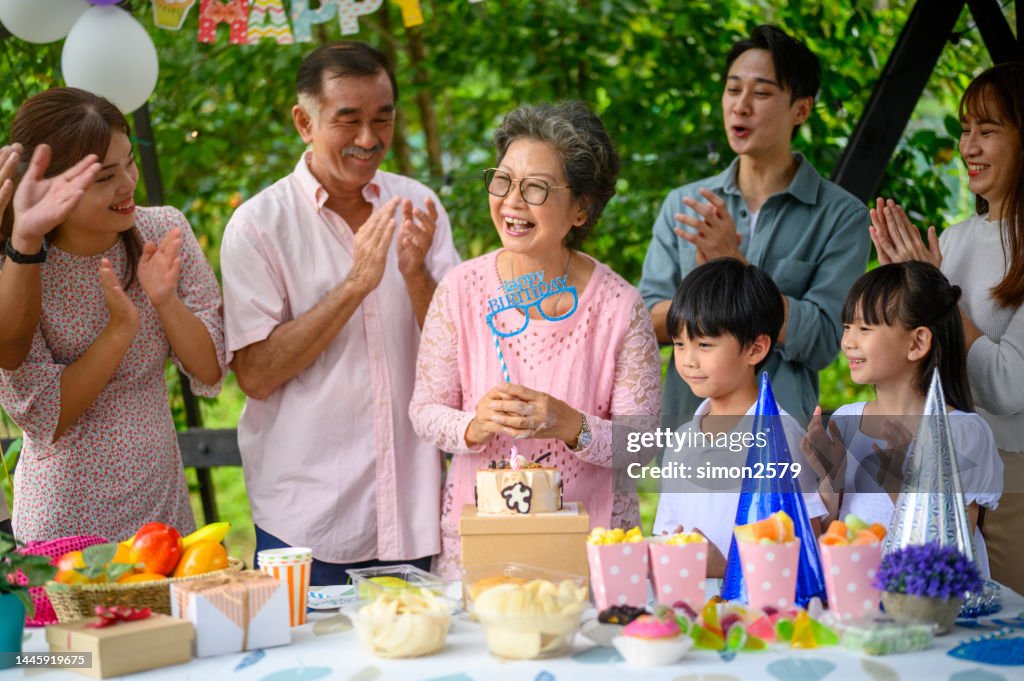  Feliz Cumpleaños Abuela La Abuela Recibe Un Pastel De Cumpleaños Sorpresa En Una Reunión Familiar Foto de stock