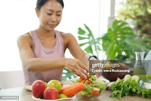 vegan woman chopping vegetables preparing healthy food - dieta à base de plantas imagens e fotografias de stock