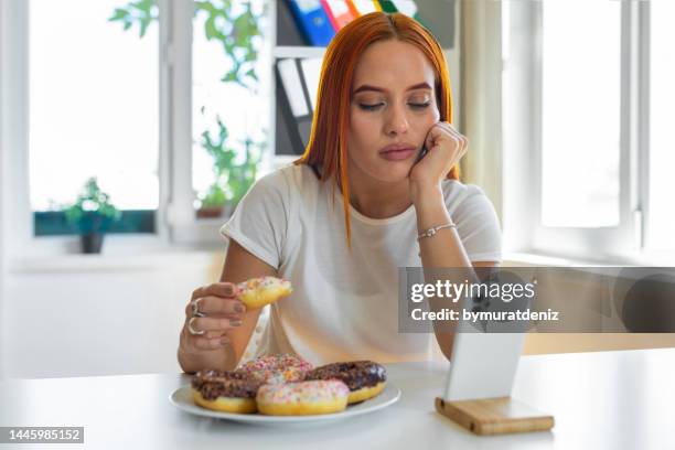 mulher jovem com desordem alimentar - bulimia nervosa - fotografias e filmes do acervo