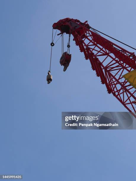 car crane pulley - slepen met kabel stockfoto's en -beelden