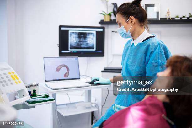 ortodontista usando um scanner 3d para escanear os dentes de um paciente. - cg artist - fotografias e filmes do acervo