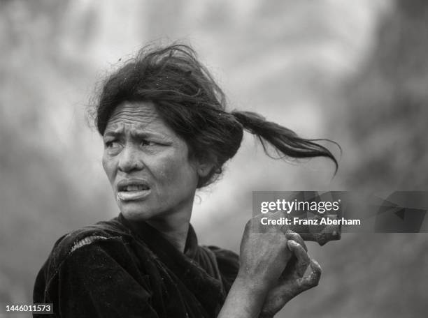 woman smoking chillum pipe, nepal - smoking chillum fotografías e imágenes de stock