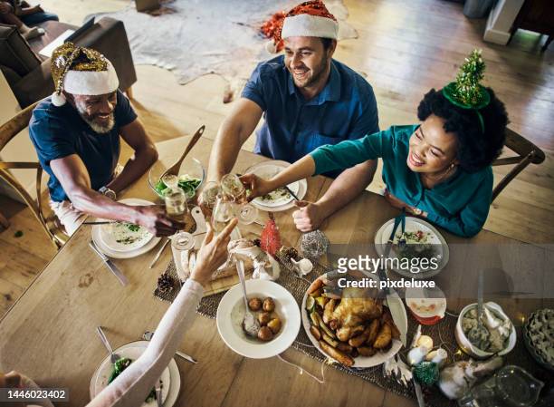 weihnachten, familie und toast von oben mit wein für die festliche mittagsfeier zusammen. weihnachten, essen und esstisch mit menschen jubeln mit wein für dezember tradition - friends toasting above table stock-fotos und bilder