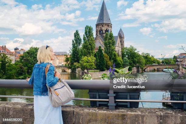 pont moyen, metz, france - moezel stockfoto's en -beelden