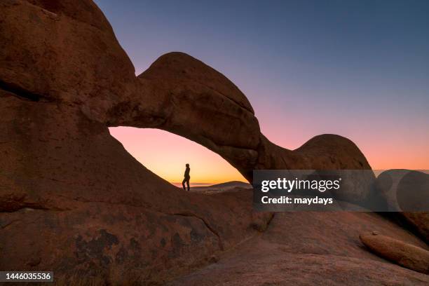 spitzkoppe, namibia - 位於��中心 個照片及圖片檔