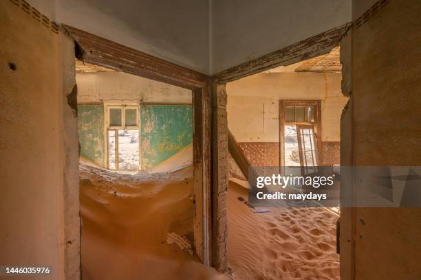 kolmanskop, abandoned houses in namibia - kolmanskop stockfoto's en -beelden