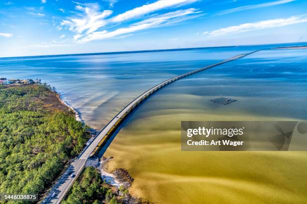 bridge over pensacola bay florida - pensacola beach stockfoto's en -beelden