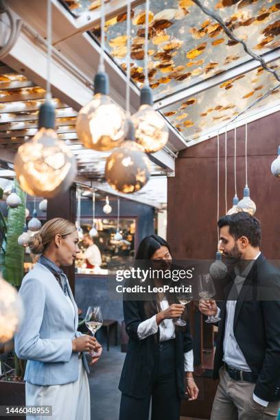 incontro d'affari in un hotel di lusso - shareholder foto e immagini stock