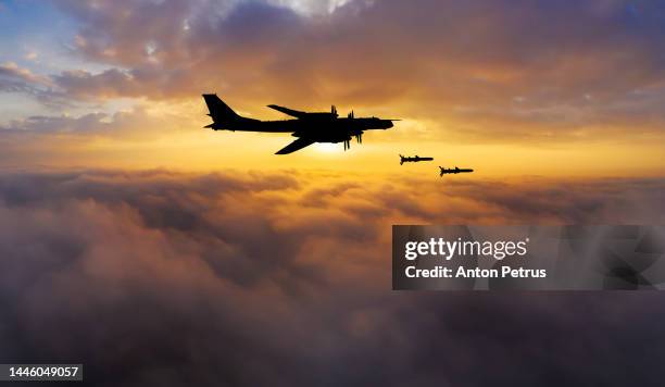 russian bomber with cruise missiles in the sky - aereo militare foto e immagini stock