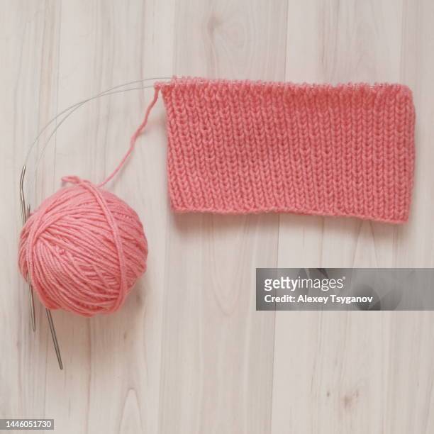 beautiful composition of knitting needles and a ball of wool - wool ball stock-fotos und bilder
