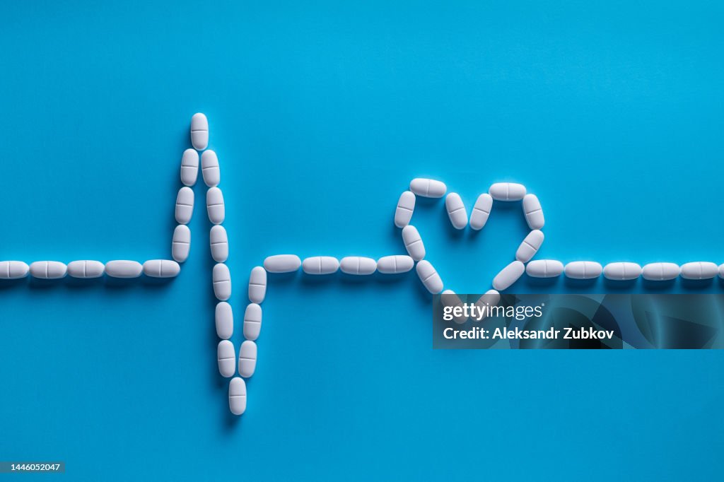 Capsules and tablets in the form of a cardiogram. Vitamins, painkillers, medications. Heart-shaped pills. The concept of pharmaceuticals, prevention and treatment of heart diseases, healthcare and medicine. Ischemia, stroke and myocardial infarction.