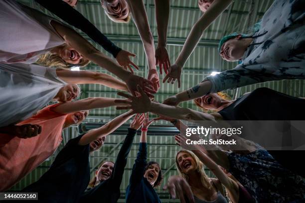 wir können das! - netball court stock-fotos und bilder