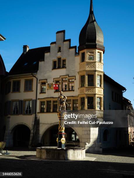 fontaine du banneret at old town of biel, switzerland - biel foto e immagini stock