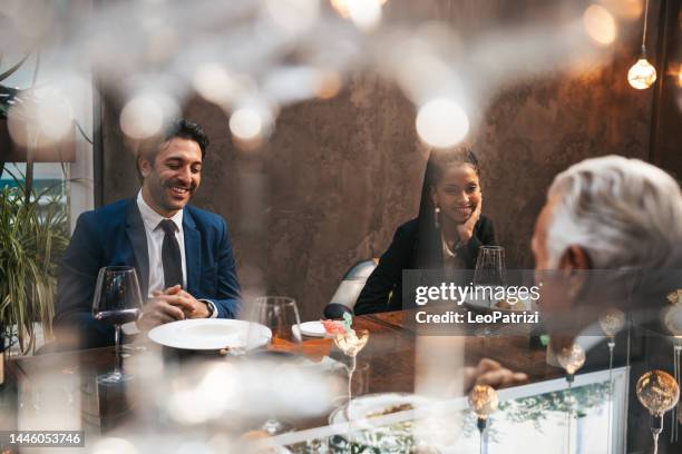 empresários jantando em um restaurante de luxo - almoço de negócios - fotografias e filmes do acervo