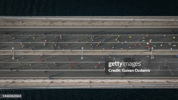 aerial view of the world's only intercontinental running marathon, city marathon, athletes running, aerial view of people running in the middle of the city, aerial view of marathon runners, runners, istanbul runner marathon - eurasia stockfoto's en -beelden