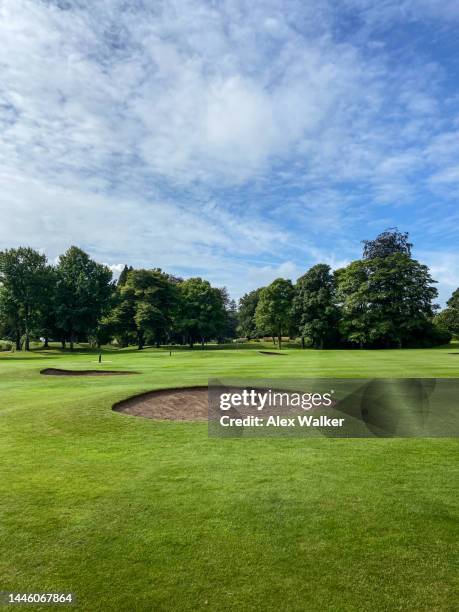 sand bunker (sand trap) on well groomed golf course. - campo-di-allenamento-per-il-golf foto e immagini stock