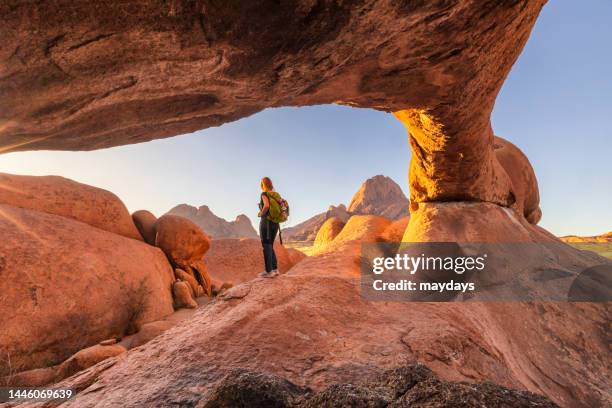 spitzkoppe, namibia - trip photos et images de collection