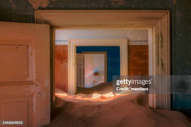 kolmanskop, abandoned houses in namibia - kolmanskop stockfoto's en -beelden