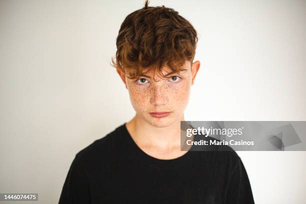 retrato de adolescente pelirrojo con pecas sobre fondo blanco - redhead boy fotografías e imágenes de stock