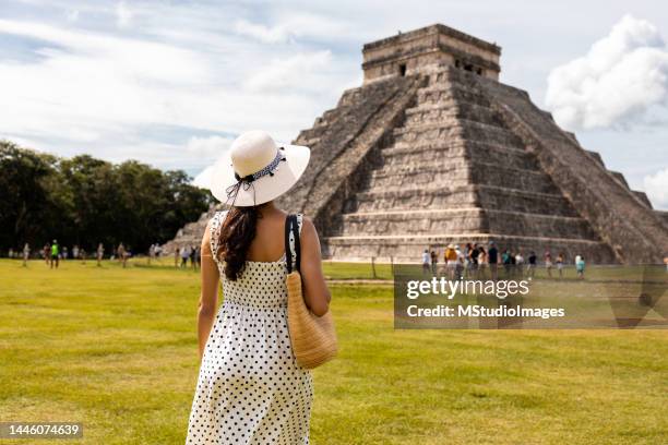 メキシコのチチェン・イッツァピラミッドを訪れる観光客 - human pyramid ストックフォトと画像