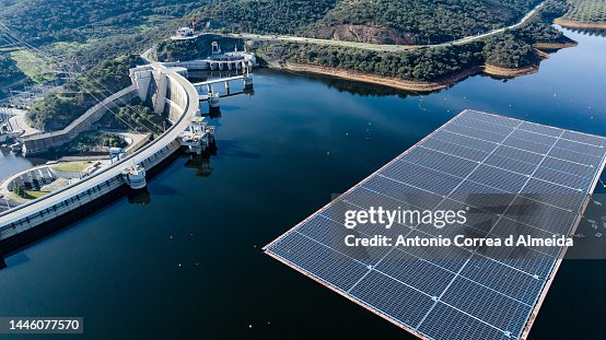 Imágenes aéreas de energía solar flotando en el agua implementadas en el sur de Portugal, cerca de la presa Imágenes aéreas de energía solar flotando en el agua implementadas en el sur de Portugal, cerca de la presa