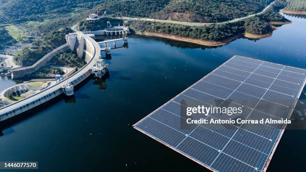 immagini aeree di energia solare che galleggia nell'acqua implementata nel sud del portogallo, vicino alla diga - diga foto e immagini stock