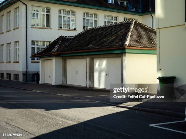 parking garage and residential building with sunlight - briel foto e immagini stock