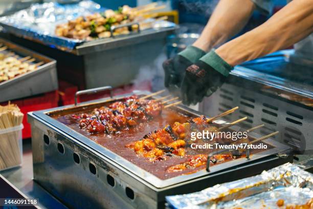 korean style grilled chicken skewers in the market street food - incheon 個照片及圖片檔