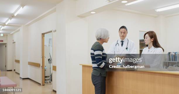 patients, doctors and nurse in hospital waiting room - nurse huddle stock pictures, royalty-free photos & images