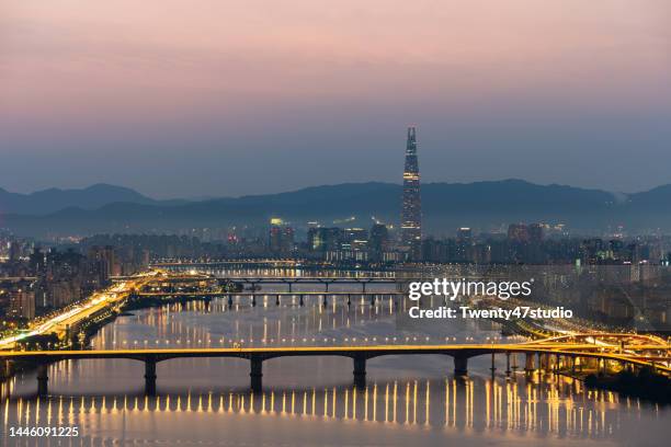view of han river in seoul city at maebongsan mountain park in the morning - han river photos et images de collection
