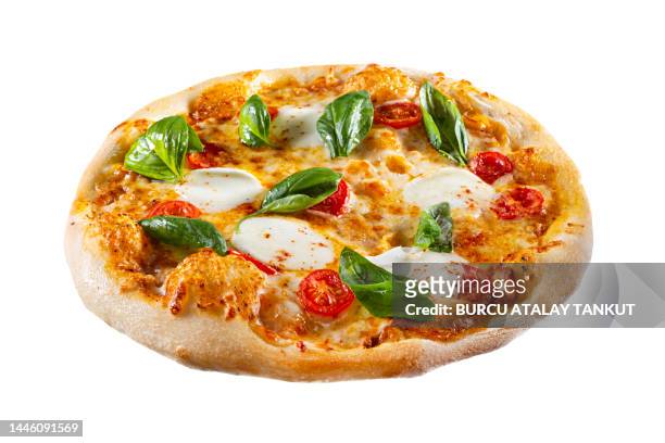 pizza margherita on white background - basilikum freisteller stock-fotos und bilder