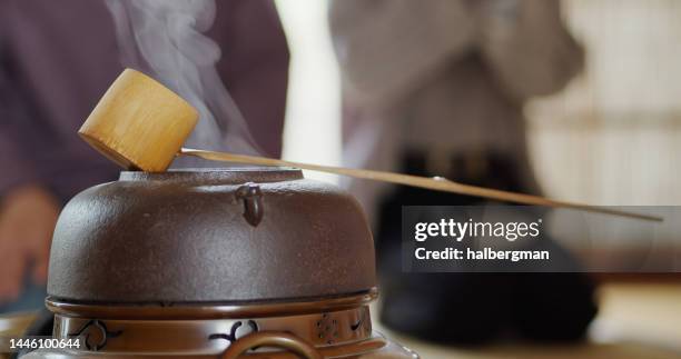 茶道のゲストがお茶を飲みながら水を蒸す - traditional culture ストックフォトと画像