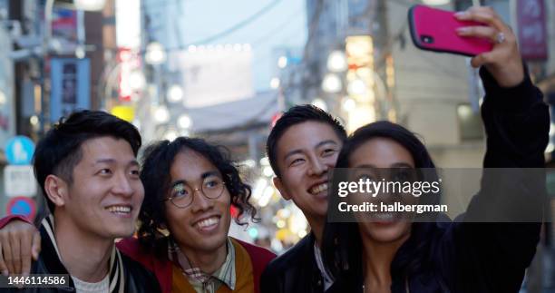 友達とグループの自分撮りを取っている女性 - group selfie ストックフォトと画像