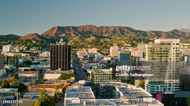 luftaufnahme von wohn- und bürogebäuden in hollywood in los angeles, kalifornien - hollywood los angeles stock-fotos und bilder