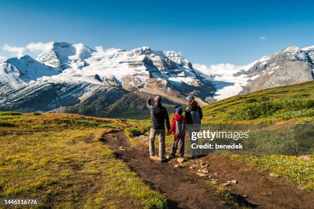family hiking canadian rockies adventure canada alberta - jasper-national-park stockfoto's en -beelden