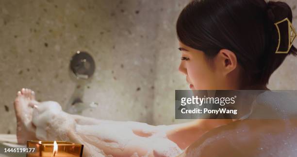 frau nimmt ein bad - woman shower candle stock-fotos und bilder