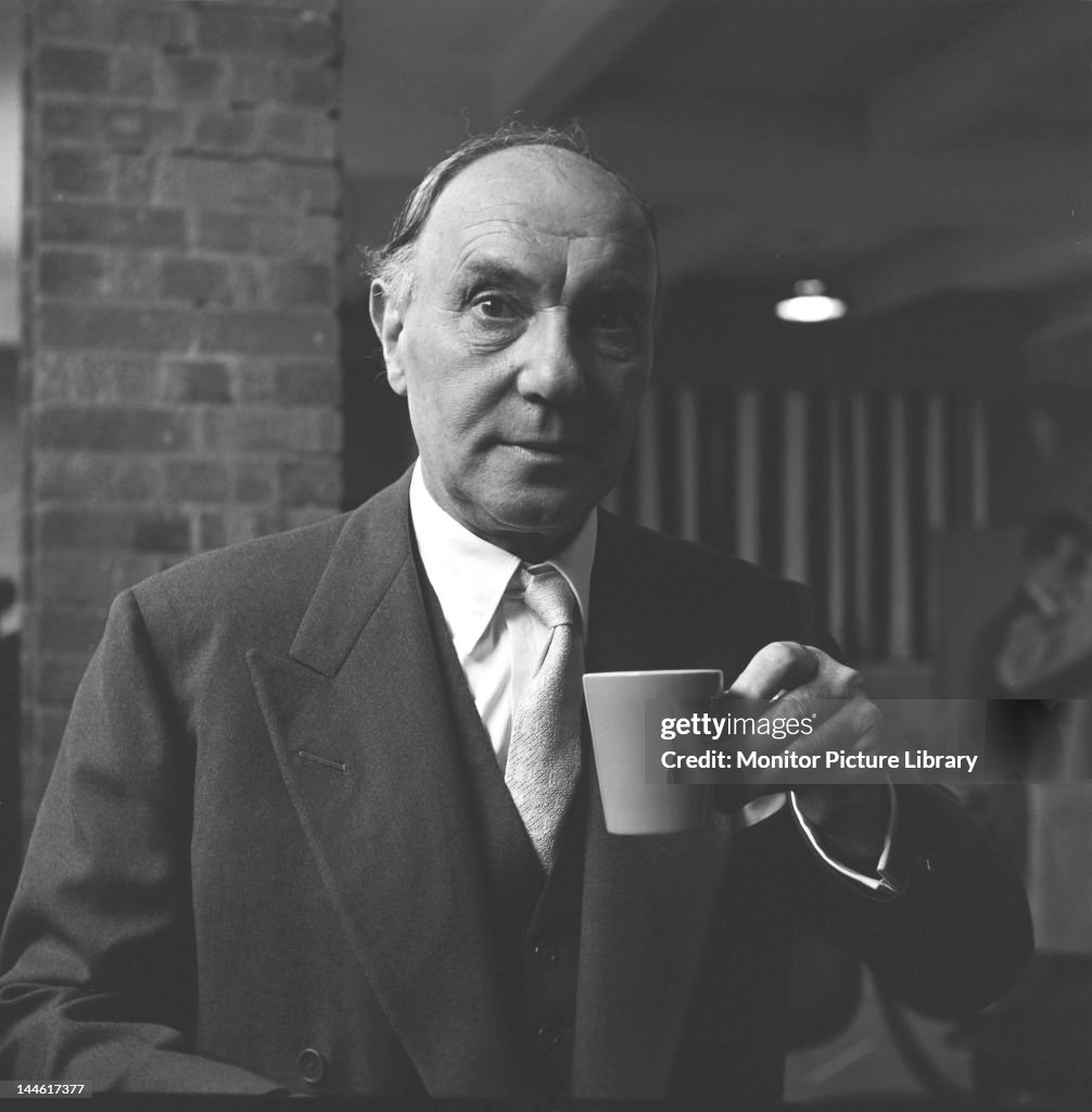 Sir Ralph Shaa English actor Sir Ralph Richardson takes a tea break during... News ...
