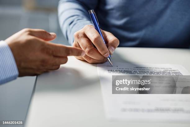 contract signing! - insurance 個照片及圖片檔