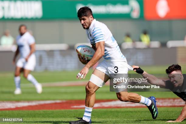 German Schulz of Argentina runs the ball for a try during the match between Argentina and New Zealand on day one of the HSBC World Rugby Sevens...