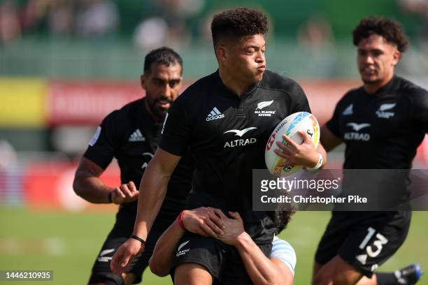 Tone Ng Shiu of New Zealand runs the ball during the match between Argentina and New Zealand on day one of the HSBC World Rugby Sevens Series - Dubai...