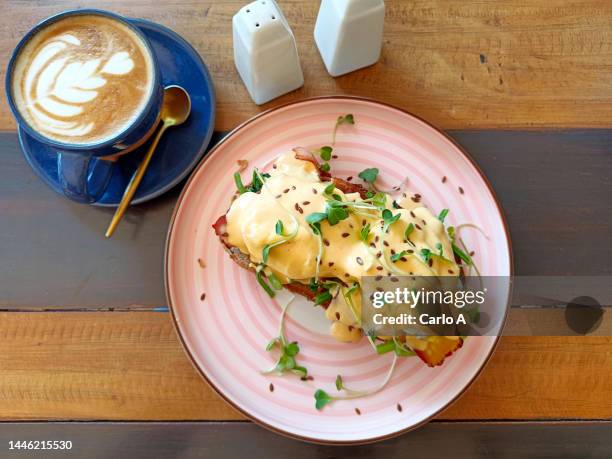 egg benedict for breakfast - eggs benedict stock pictures, royalty-free photos & images