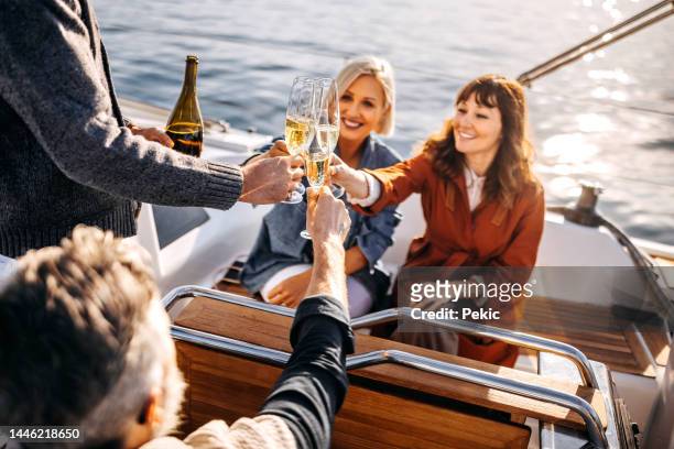 cheers uns! - yacht de luxe stock-fotos und bilder