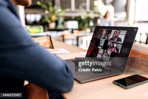 オフィスでオンライン会議を行うビジネスマンの接写 オフィスでオンライン会議を行うビジネスマンの接写